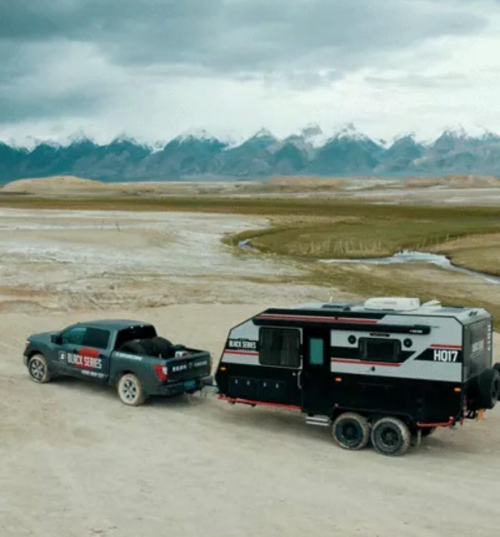 黑系房车带给你不一样的旅行体验