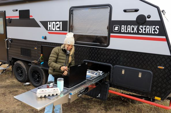 当轻奢融入黑系房车，请入住你的陆地头等舱